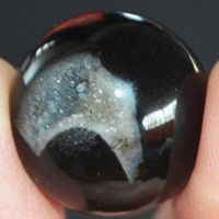 Deko Heilstein K-276 –Schwarze Sardonyx Kugel & Sockel 20x20