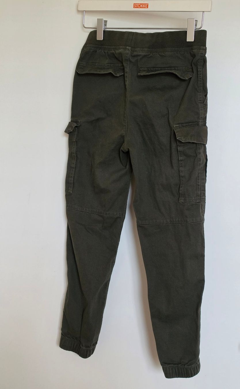H&M Hosen: Cargohose olive Gr. 140 – Gebraucht aus Zürich von Pemberleys 1