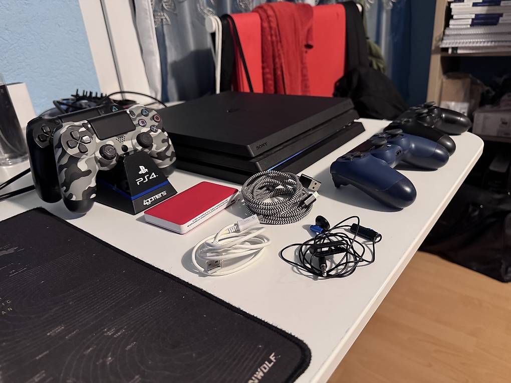 Console: PS4 Pro 1TB + 4 Controller + Headset | Komplettset – Usato da Effretikon venduto da nil_vl8c 3
