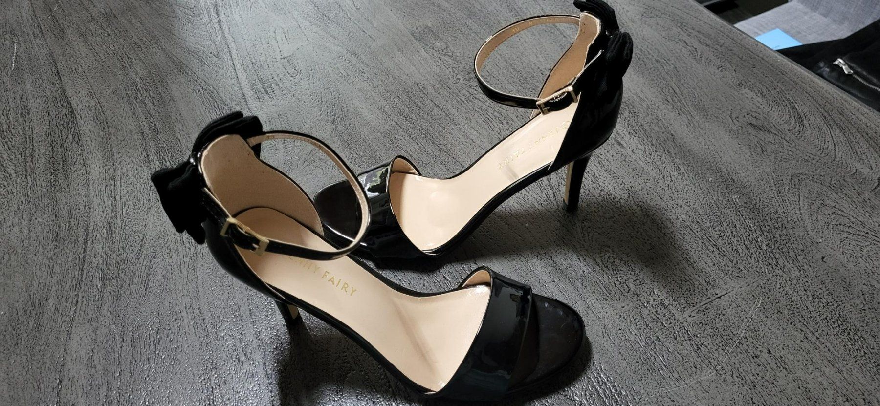 Damenschuhe: Lack Highheel mit Schleife – Neu und originalverpackt aus Adlikon b. Regensdorf von gperron