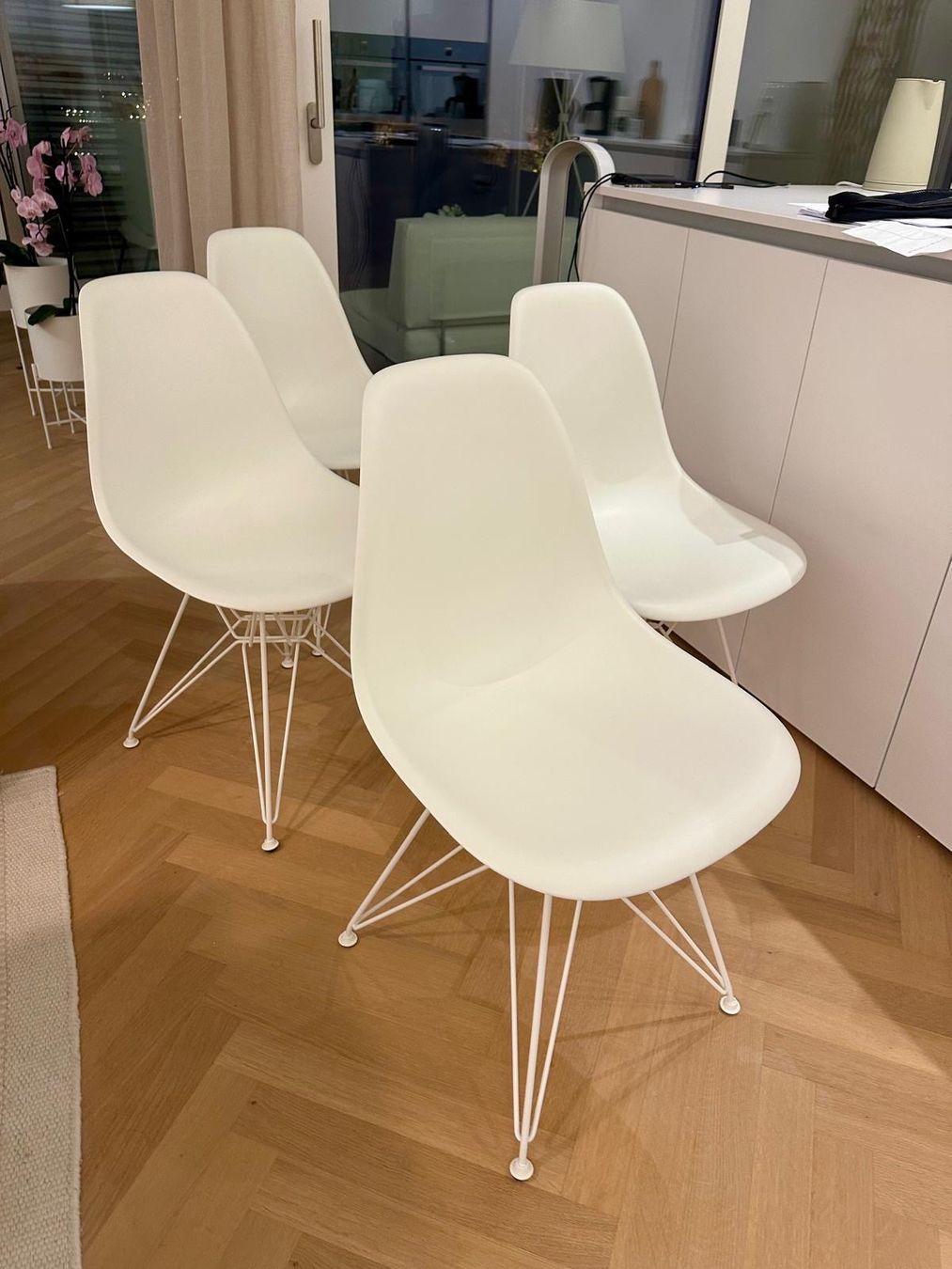 Eames Stühle: Original Eames Plastic Side Chair DSR. Topp stuhl – Gebraucht aus Dättwil AG von Egrace 2