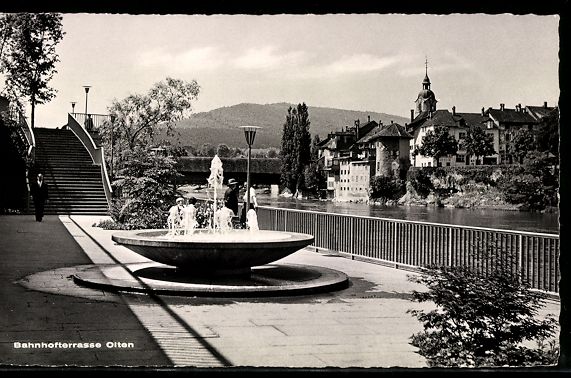Cartoline postali: AK Olten, Bahnhofterrasse mit Springbrunnen – Usato da Berlin venduto da bartko-reher