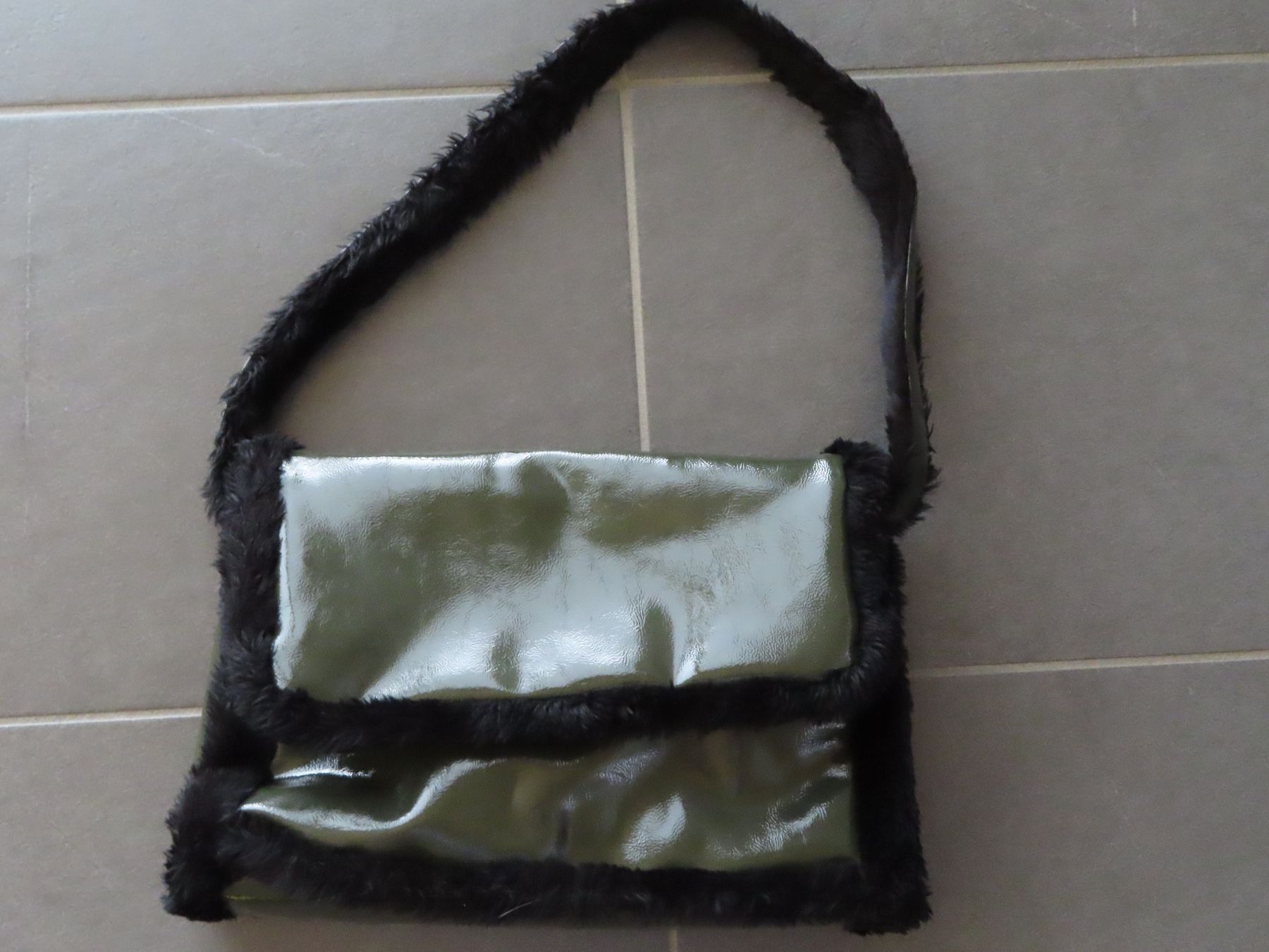 Globus Borse da donna: schöne Tasche oliv mit Fell GLOBUS +++top+++ – Usato da Wallenried venduto da Asyano