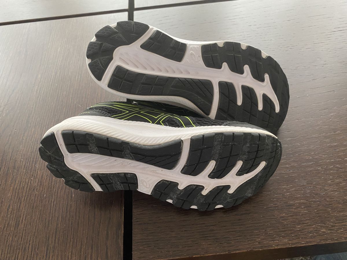 Asics Scarpe per ragazzi: Hallenschuhe – Usato da Alten venduto da y.uebele