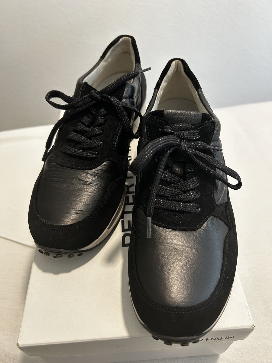 Damenschuhe: Waldlaufer Black Leather Sneakers – Neu und originalverpackt aus Luzern von kit_v6c7