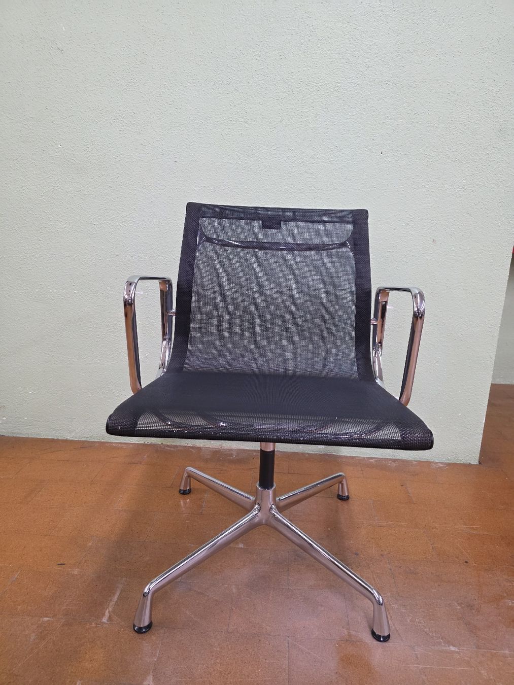 Vitra Sedie: Designer Stuhl Eames EA108 Vitra mit Netzgewebe Bezug – Usato da Lichtensteig venduto da Polsterwerk 2
