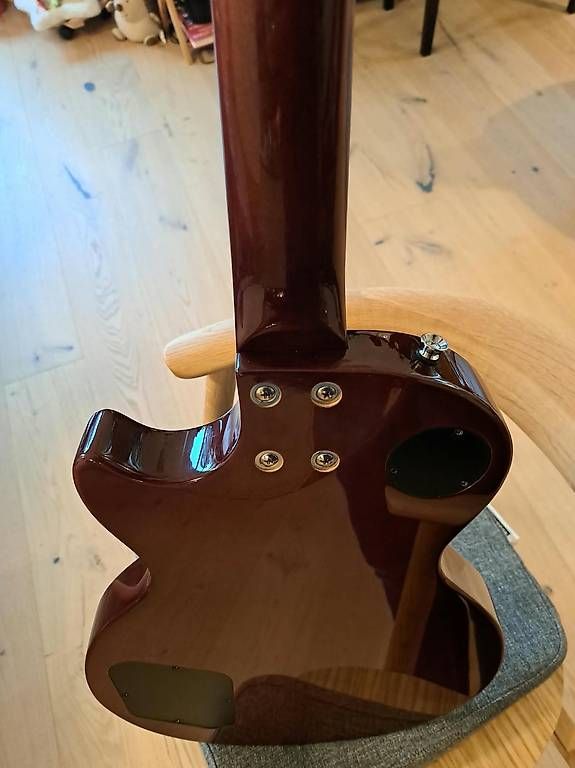 Strumenti musicali: Epiphone Les Paul LT walnut – Usato da Lausanne venduto da Niafo 2