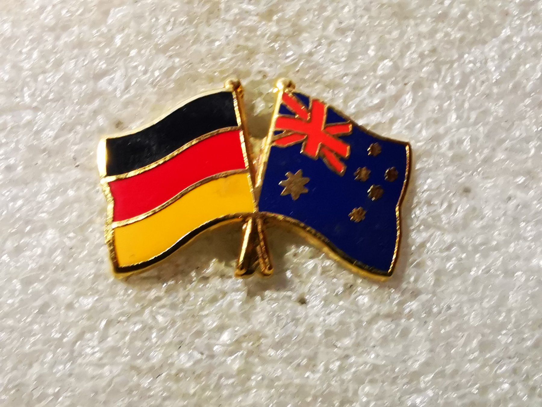 Placchette & Badge: Ansteckpin 83: Flaggen – Usato da Oppligen venduto da Pin-Fall-Shop