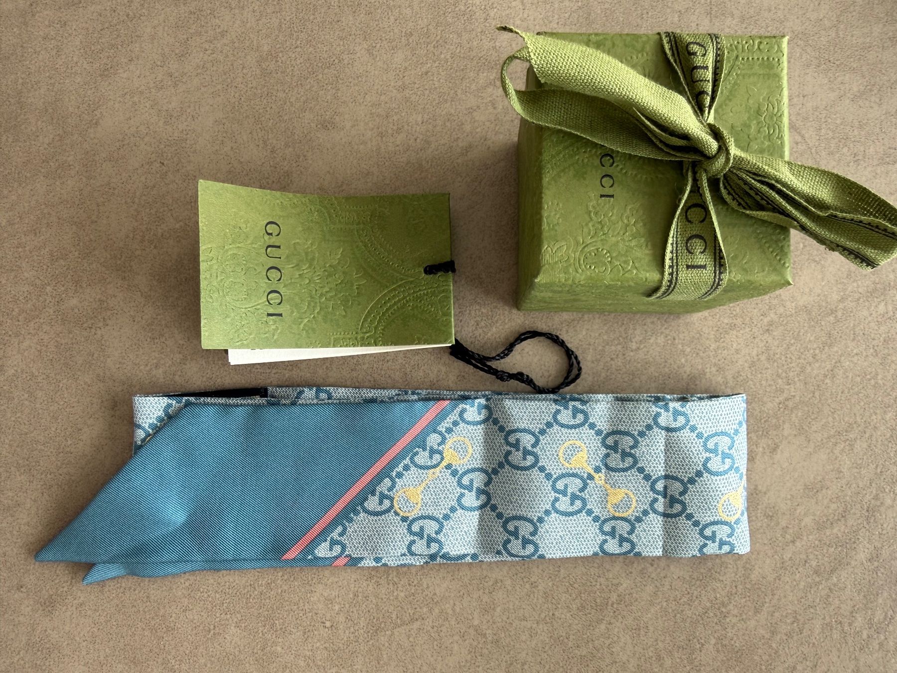 Gucci Foulard & Sciarpe: Gucci Seiden Twilly hellblau Horsebit Motiv – Usato da Meggen venduto da nat_z89l 4