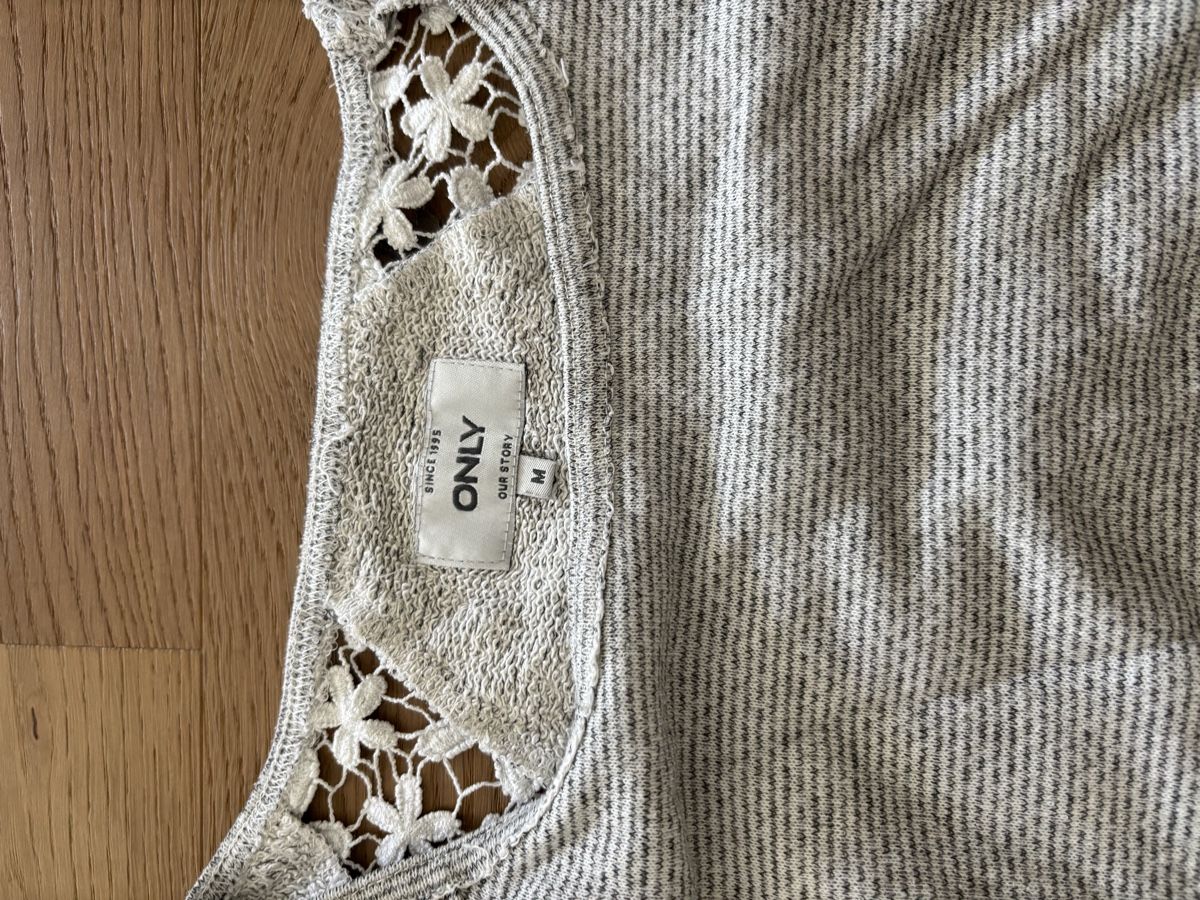 Maglioni & Felpe: ONLY Pullover mit Spitze, grau meliert, Grösse M – Usato da Pfäffikon ZH venduto da sunshine9500 2