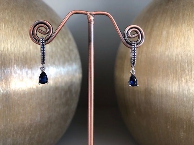 Orecchini pendenti & Orecchini a lobo: Orecchini in argento e zirconi blu – Nuovo (secondo la descrizione) da Davesco-Soragno venduto da dvf_7h6d