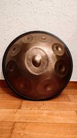 Sela C# Kurd Handpan inkl. Handpan Stand aus Metall
