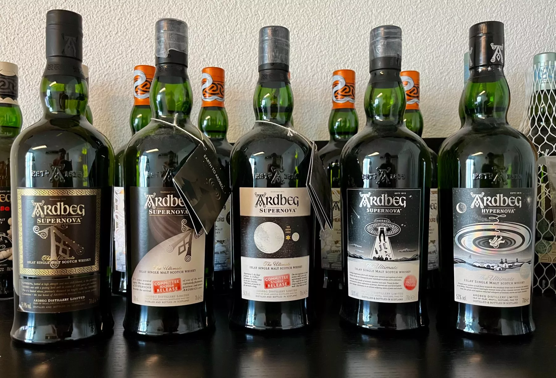 Ardbeg Bevande alcoliche: Ardbeg Supernova 2010-2019 & Hypernova 2022 Set – Nuovo (secondo la descrizione) da Niederhünigen venduto da swissdram