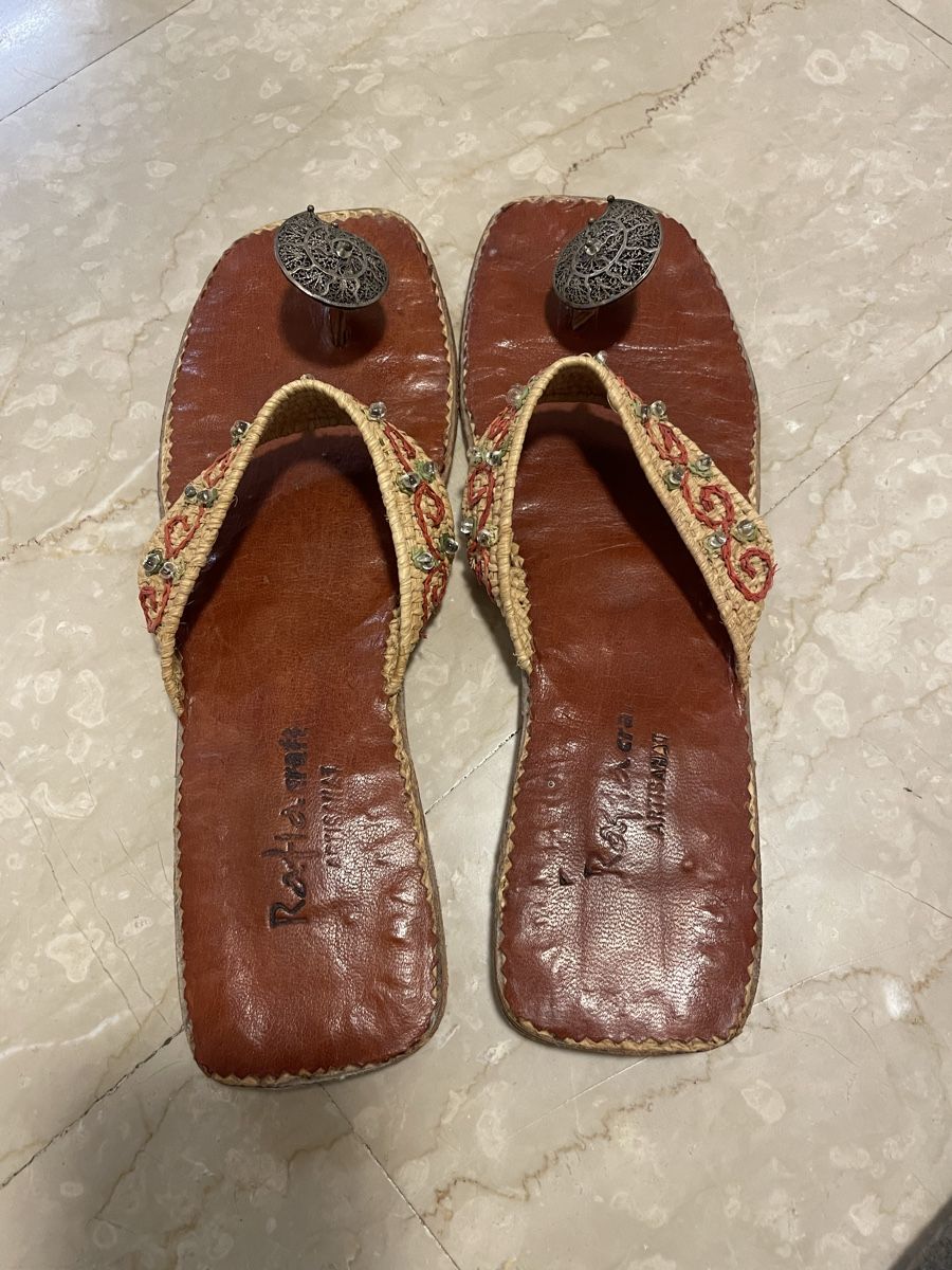 Scarpe da donna: Leder Flipflop, marakesch style, mit Silberknopf, Grösse 40 – Usato da Fribourg venduto da BieneMaja3