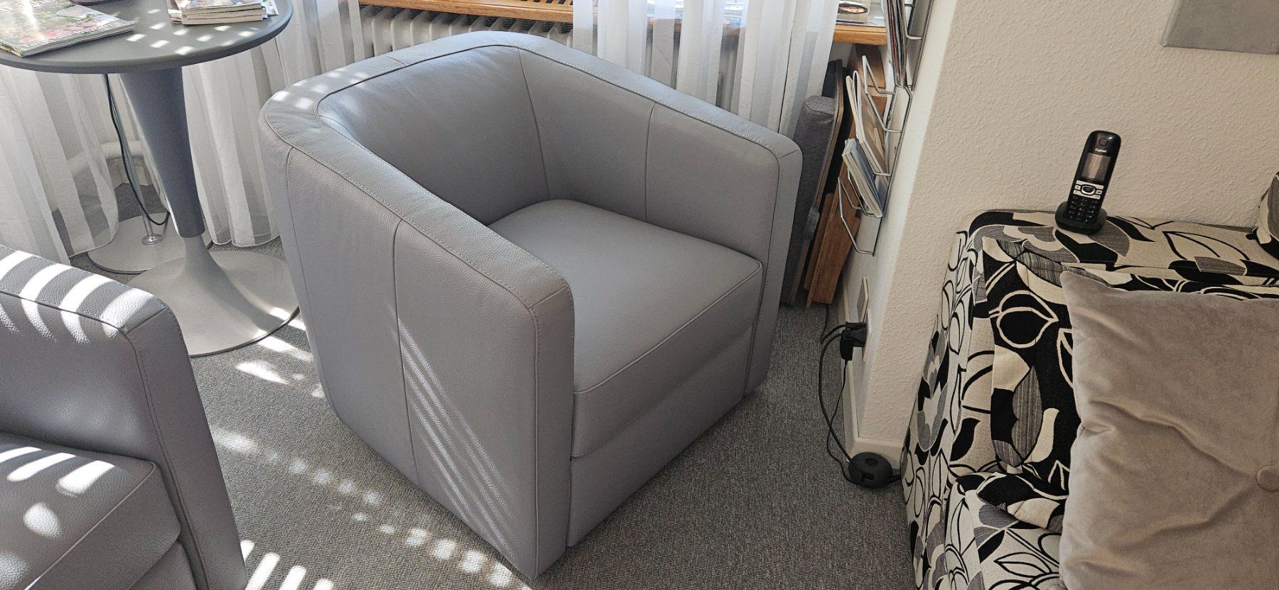 Poltrone: 2 Fauteuils PoltroneSofa, Leder, hellgrau, NEU & UNGEBRAUCHT – Nuovo e nell'imballaggio originale da Liebefeld venduto da bro-61 2