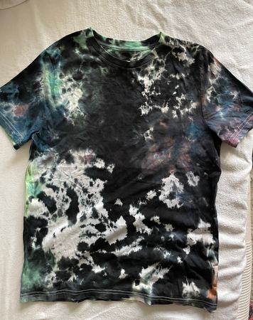 schönes Buben T-Shirt gefärbt