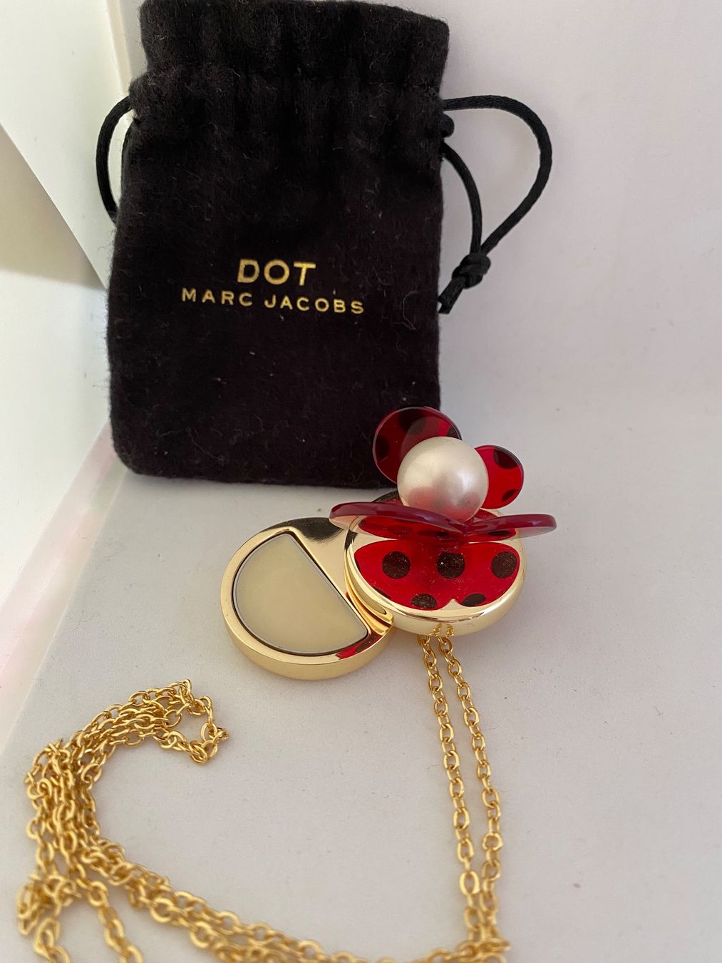Catenine: Collier Marc Jacobs avec parfum solide – Nuovo e nell'imballaggio originale da Bouveret venduto da wes_7zll