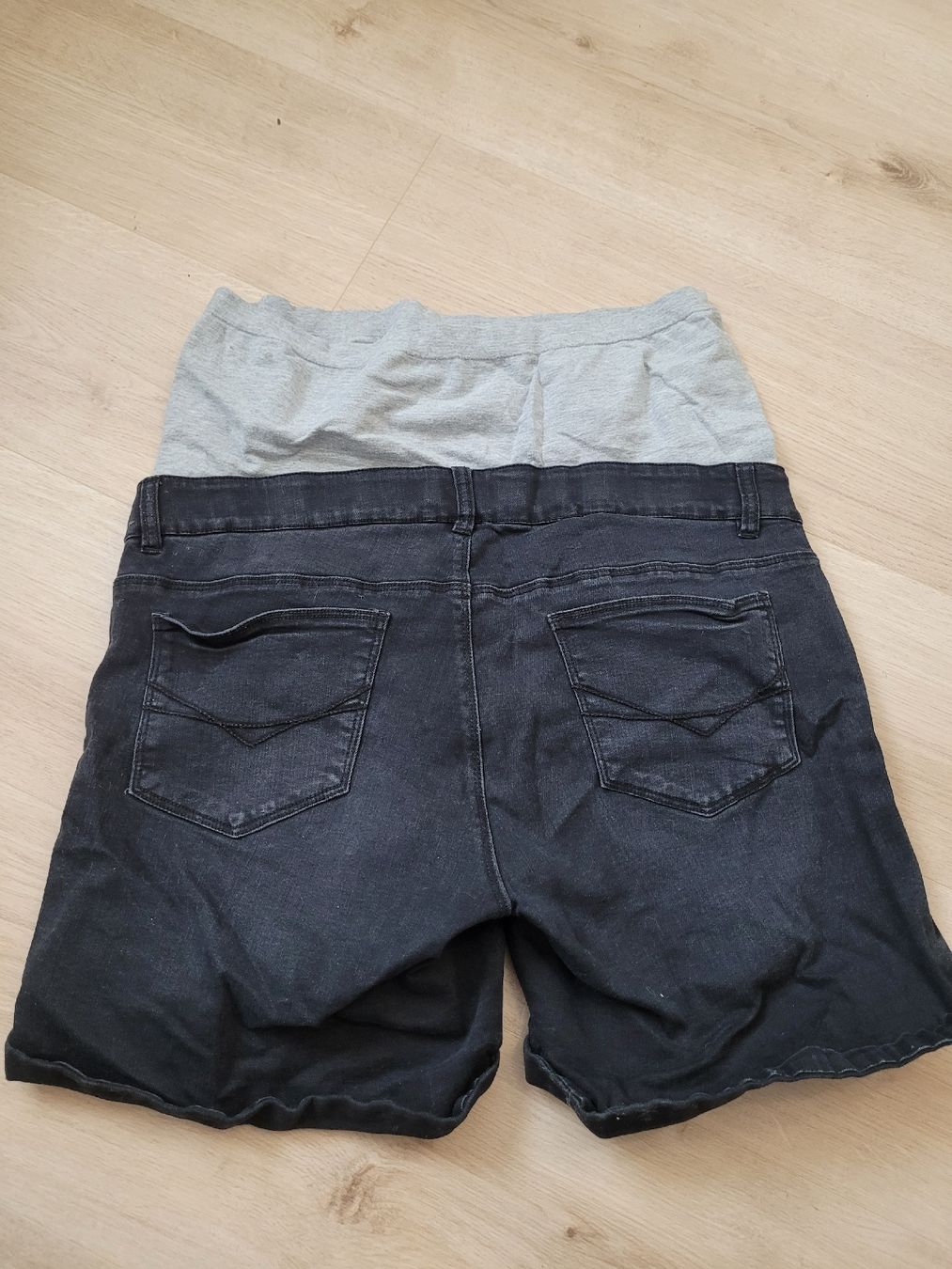 Pantaloni: kurze Umstandshose Gr. 33 – Usato da Lupsingen venduto da sta_wgg5 4