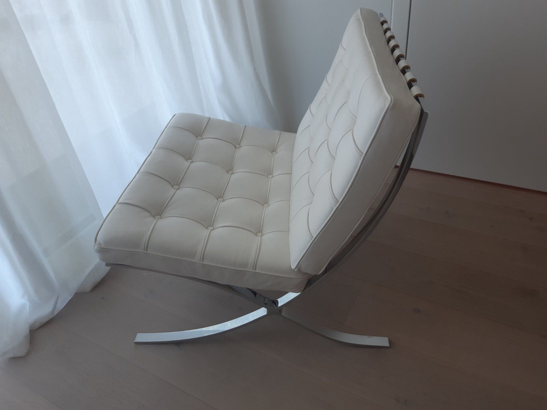 Sessel: Barcelona Chair Replica weiss (ecru) – Gebraucht aus Herrliberg von Air16 6