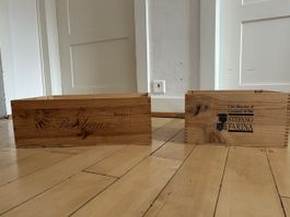 zwei schöne Weinkisten