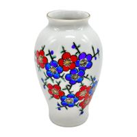 Petit vase en porcelaine émaillée de Chine signé