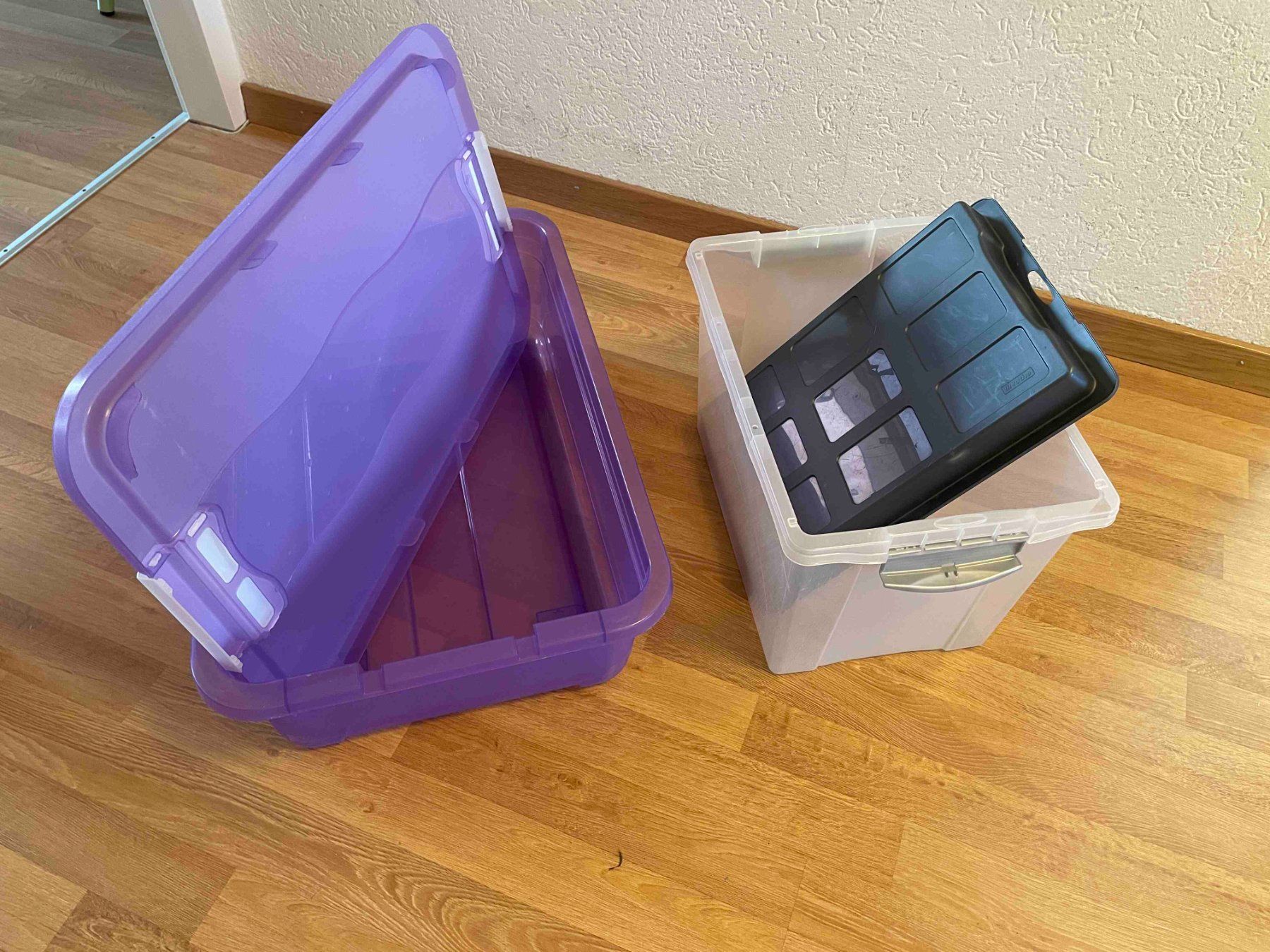 Contenitori & Simili: 1x Schweizer Rotho Box mit Deckel 1x violette Box mit Deckel – Usato da Zug venduto da AccuSync