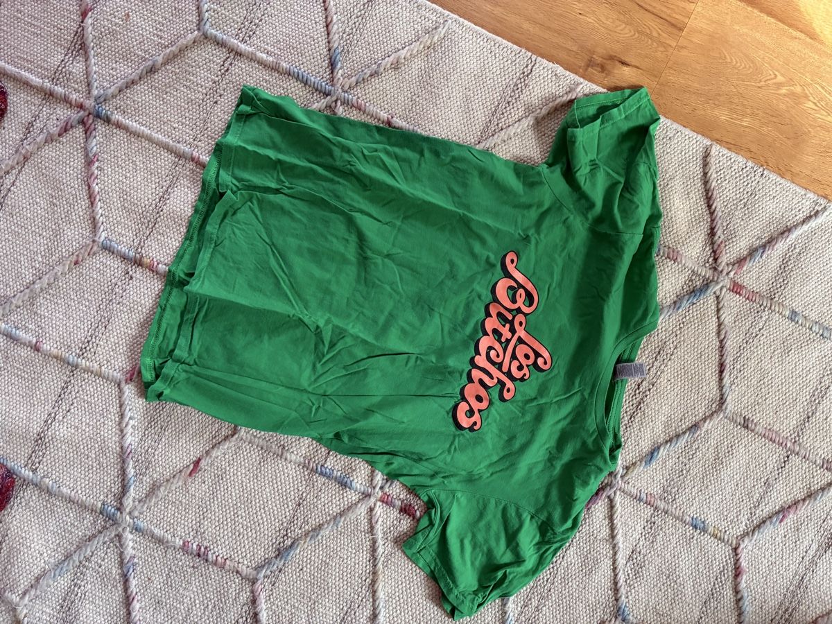 T-shirt: Grünes Fan-Shirt "Los Bitchos"  – Usato da Bern venduto da quacquac