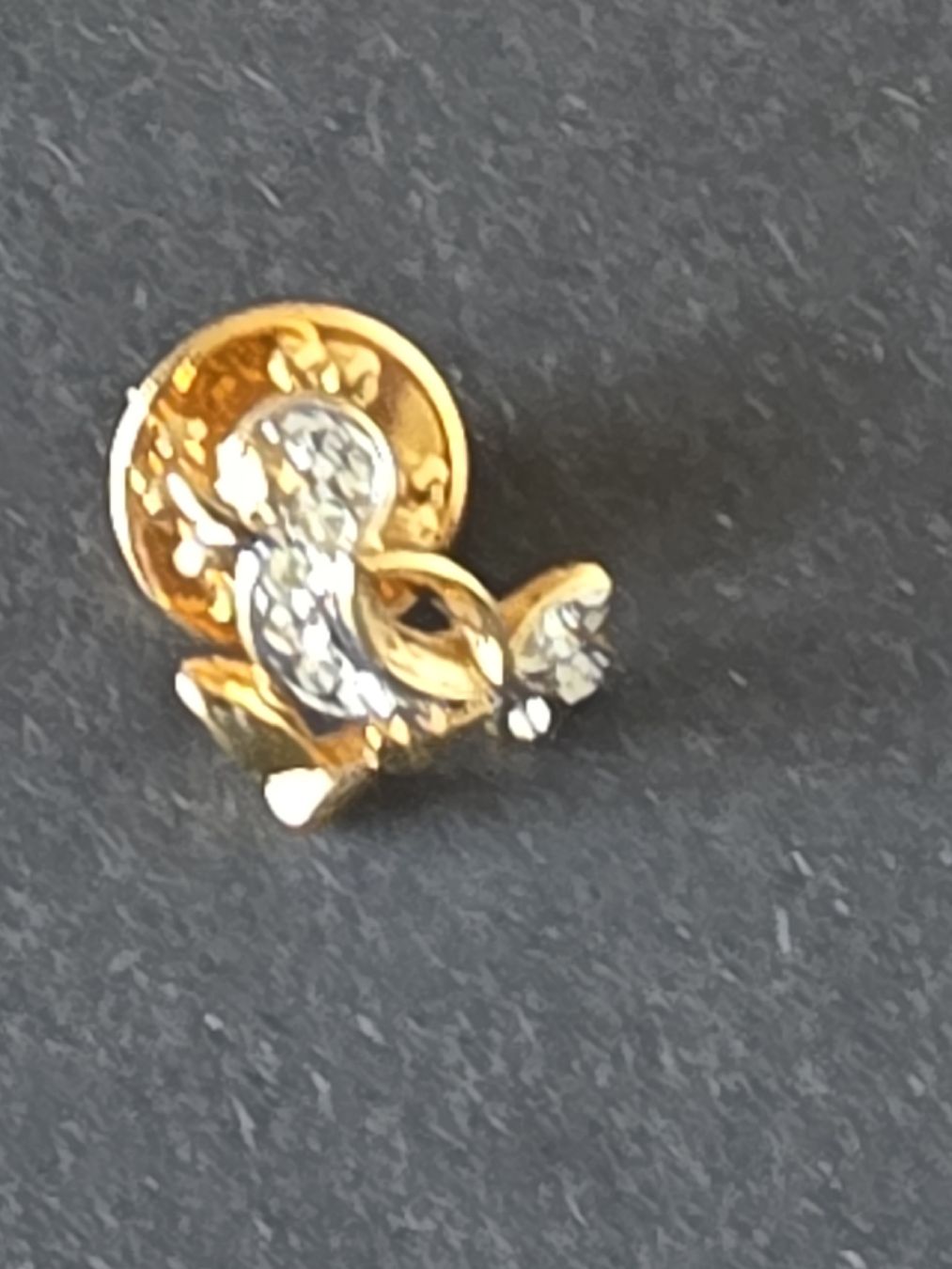 Placchette & Badge: Charming chick Pin with Sparkly Stones. – Nuovo (secondo la descrizione) da Hinwil venduto da Ehretstock8