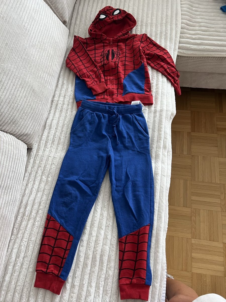 Kleiderpakete & -sets: MARVEL SPIDERMAN TRAINERANZUG GR 128 – Gebraucht aus Basel von theo-g77