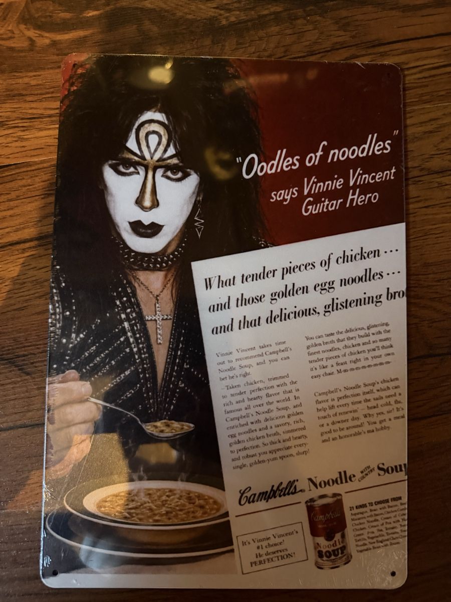 Insegne: KISS Blechschild US-Werbung, Vinnie Vincent, cool! – Nuovo e nell'imballaggio originale da Gundetswil venduto da swisskiss02