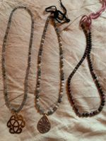 3 sautoirs en pierre et 3 bracelets