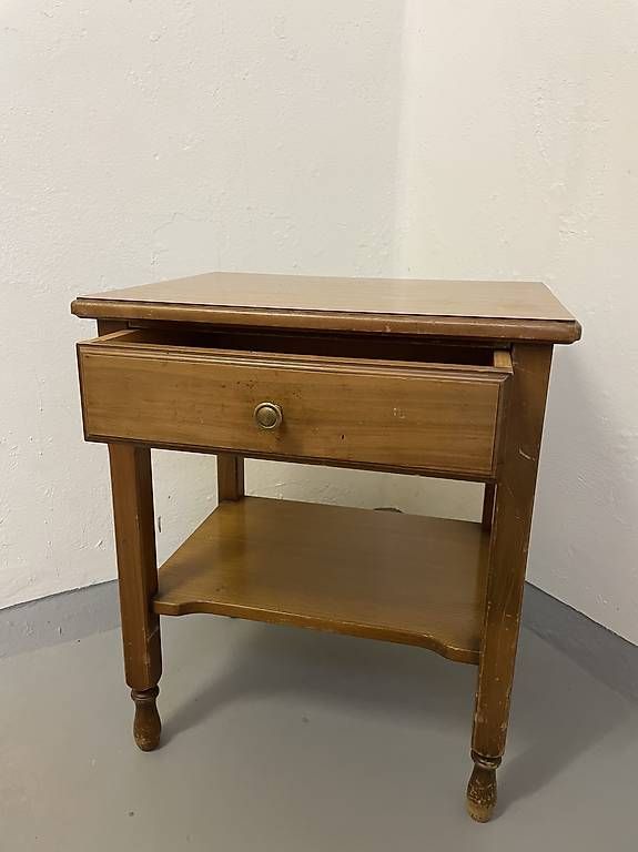 Nachttische: Schöner Vintage Nachttisch mit Schublade – Gebraucht aus Luzern von larissahaas 2