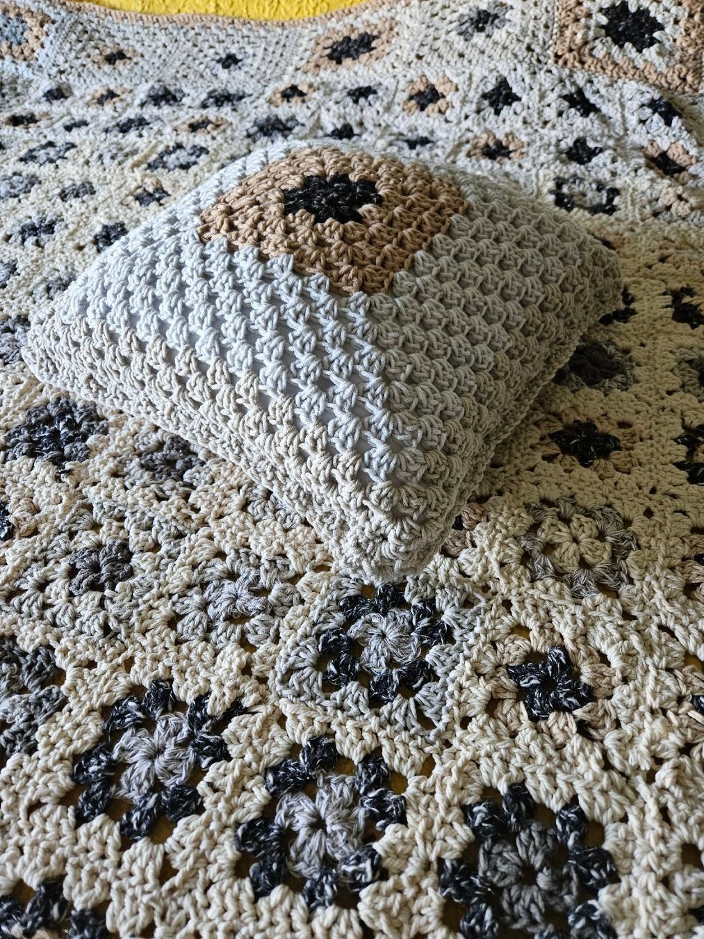 Decken: couverture coton + coussin fait main neuve granny patch – Neu und originalverpackt aus Thônex von lacomtessedesfees 1