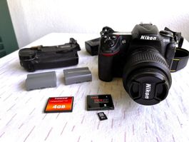 Nikon D300 mit Batteriegriff MB-D10 und Objektiv Niko18-55mm