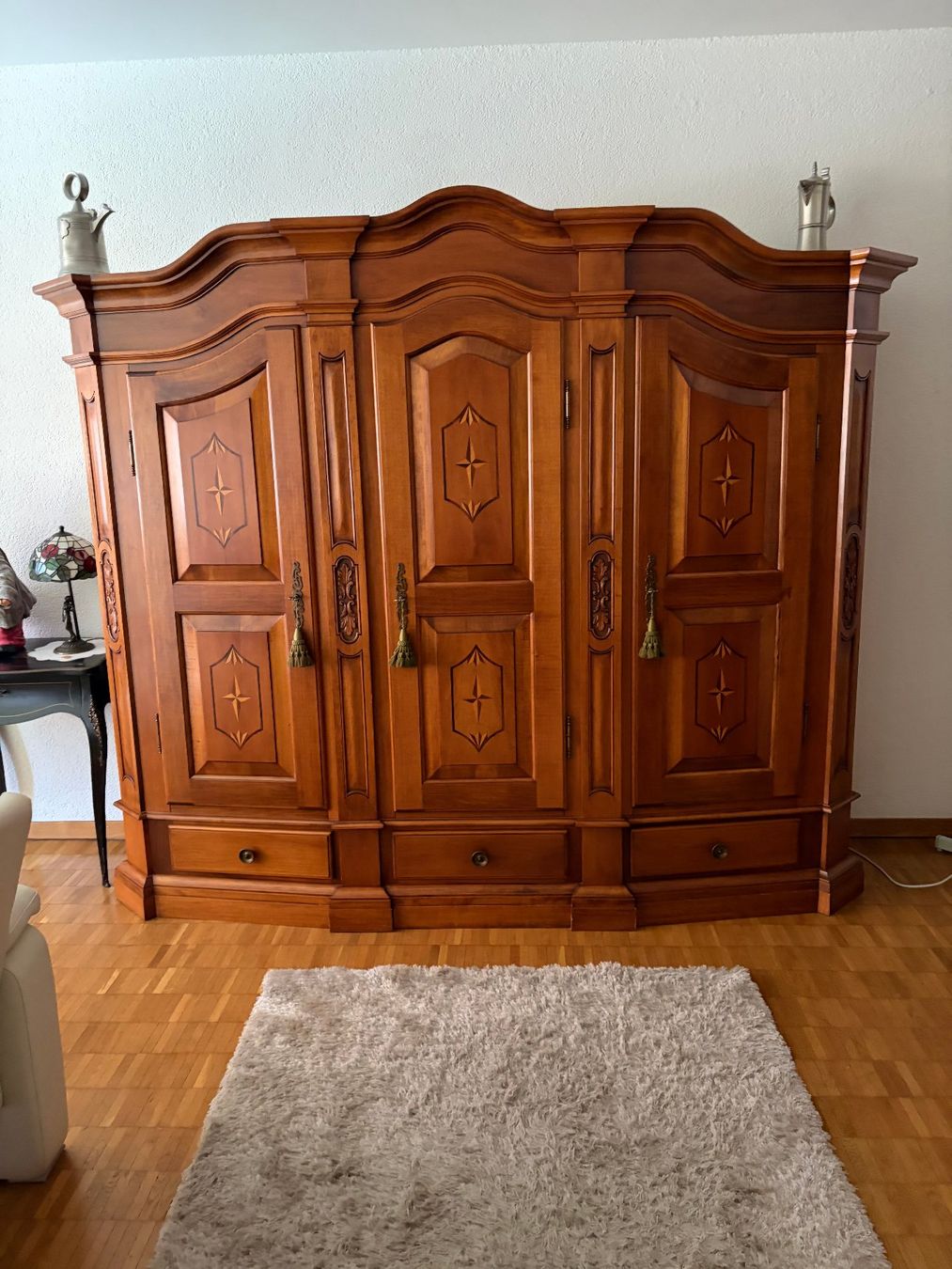 Armadi: Bodenseeschrank aus Kirschbaum mit Intarsien – Usato da Zuerich venduto da Daniel020