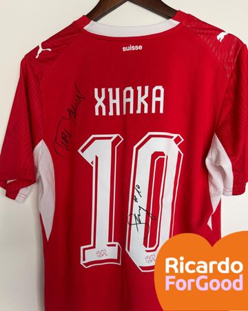 Signiertes Xhaka-Shirt inkl. Übergabe durch Murat Yakin