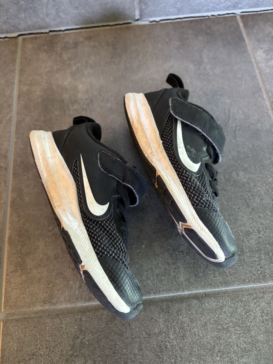 Nike Scarpe per ragazzi: Hübsche Nike Sneaker / Turnschuhe, Gr. 27 1/2  – Usato da Tagelswangen venduto da Mandarine012 1