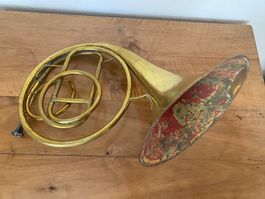 Grosses Horn aus Messing, 19. Jh., mit Malerei