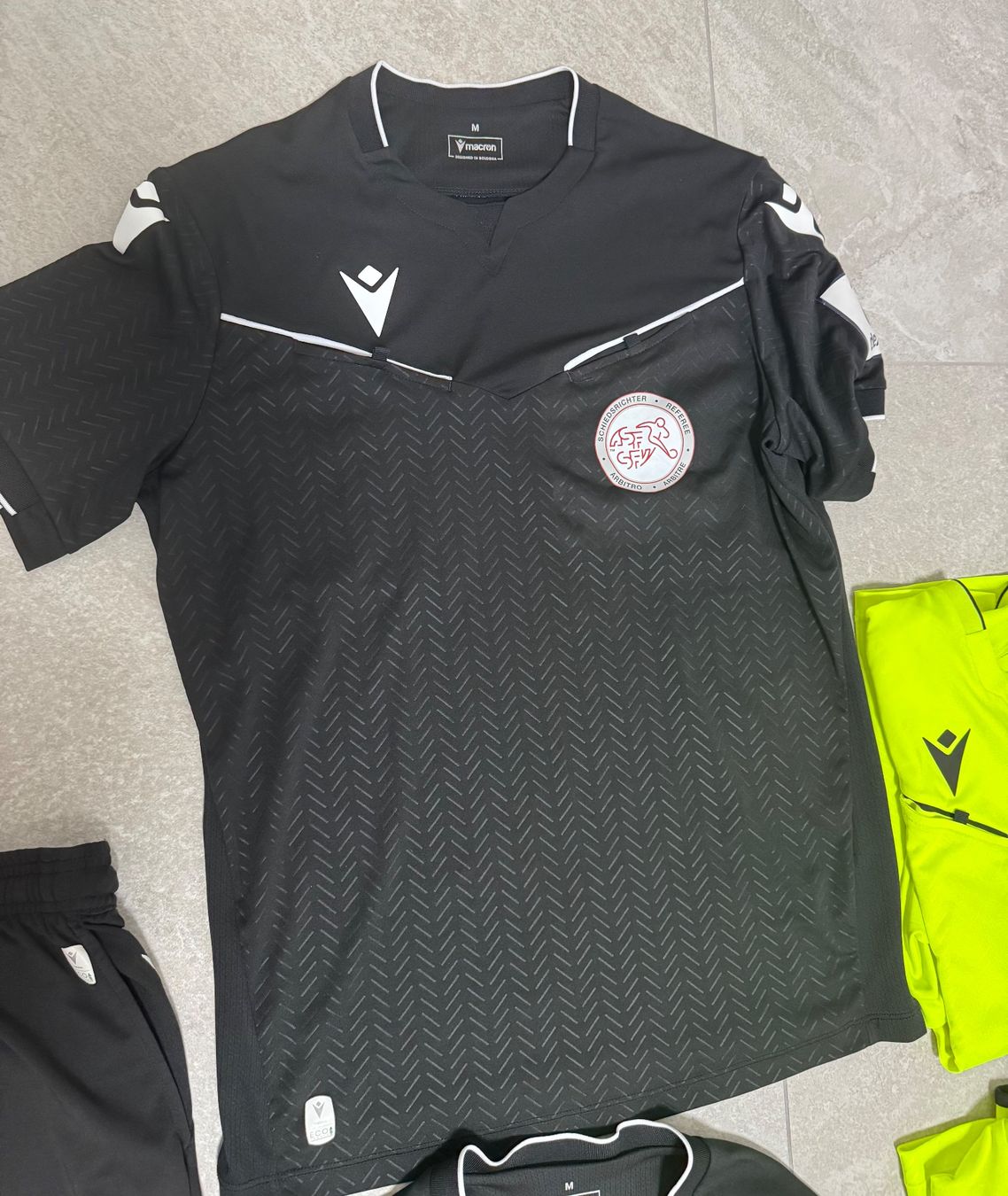 Leibchen & Hosen: Schiedsrichter Trikot Macron 2024 – Gebraucht aus Meinisberg von gre_de 1