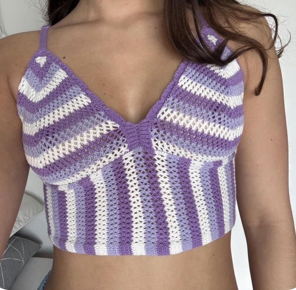 H&M Tops: top crochet blanc et violet  – D'occasion à Ardon par loanneroch