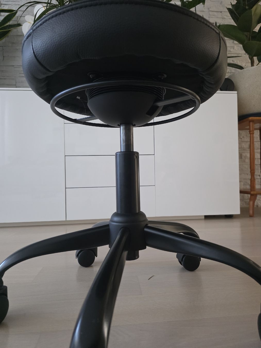 Ikea Tabourets: Rollhocker, höhenverstellbar, neuwertig – D'occasion à Niederscherli par Pemela 2