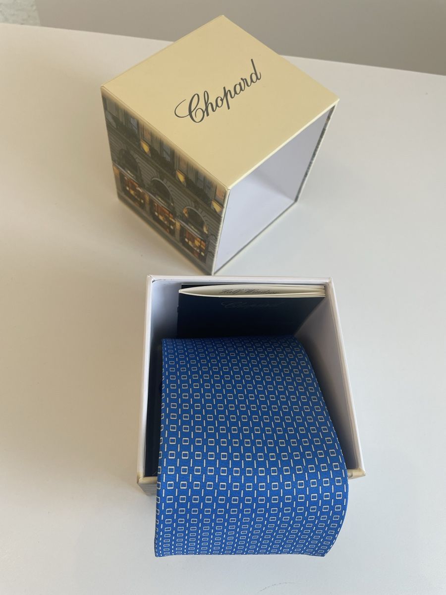 Chopard Cravates: Chopard Krawatte Seide blau mit Muster neu mit Box – Neuf avec emballage d'origine à Münchenstein par nel_57mj 2