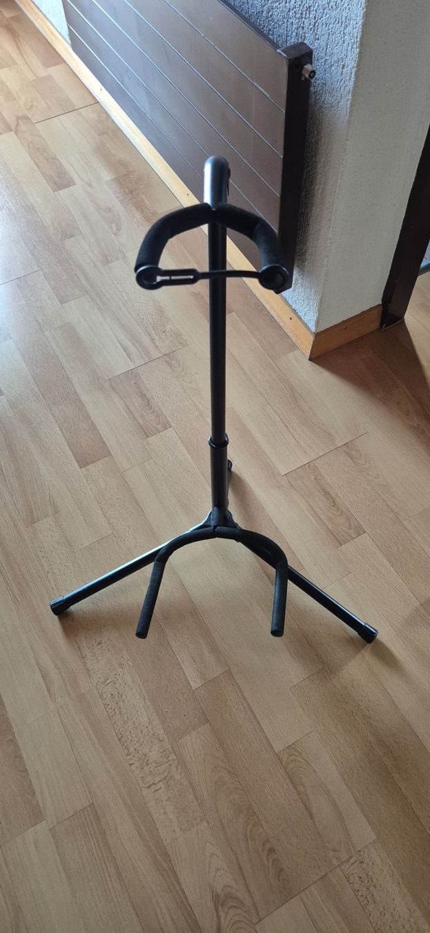 Supporti per strumenti musicali & leggii: Gitarrenständer – Usato da Hägglingen venduto da a-g.caruso