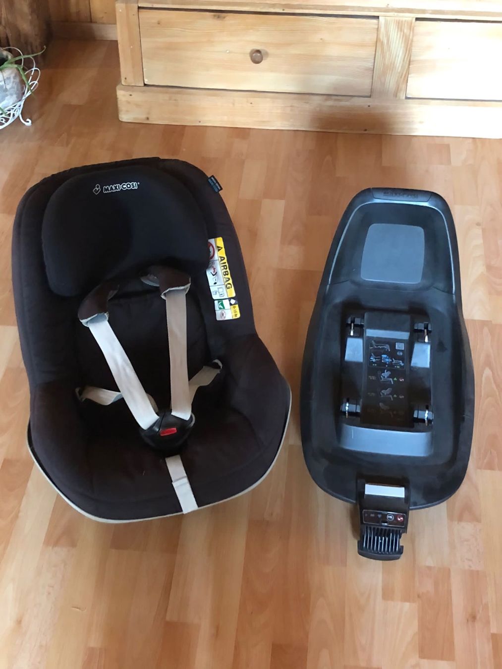 Maxi-Cosi Seggiolini per auto: Kinder-Autositz "Maxi Cosi" 0-15 Monate mit Fixierstation – Usato da Röschenz venduto da Tashroal
