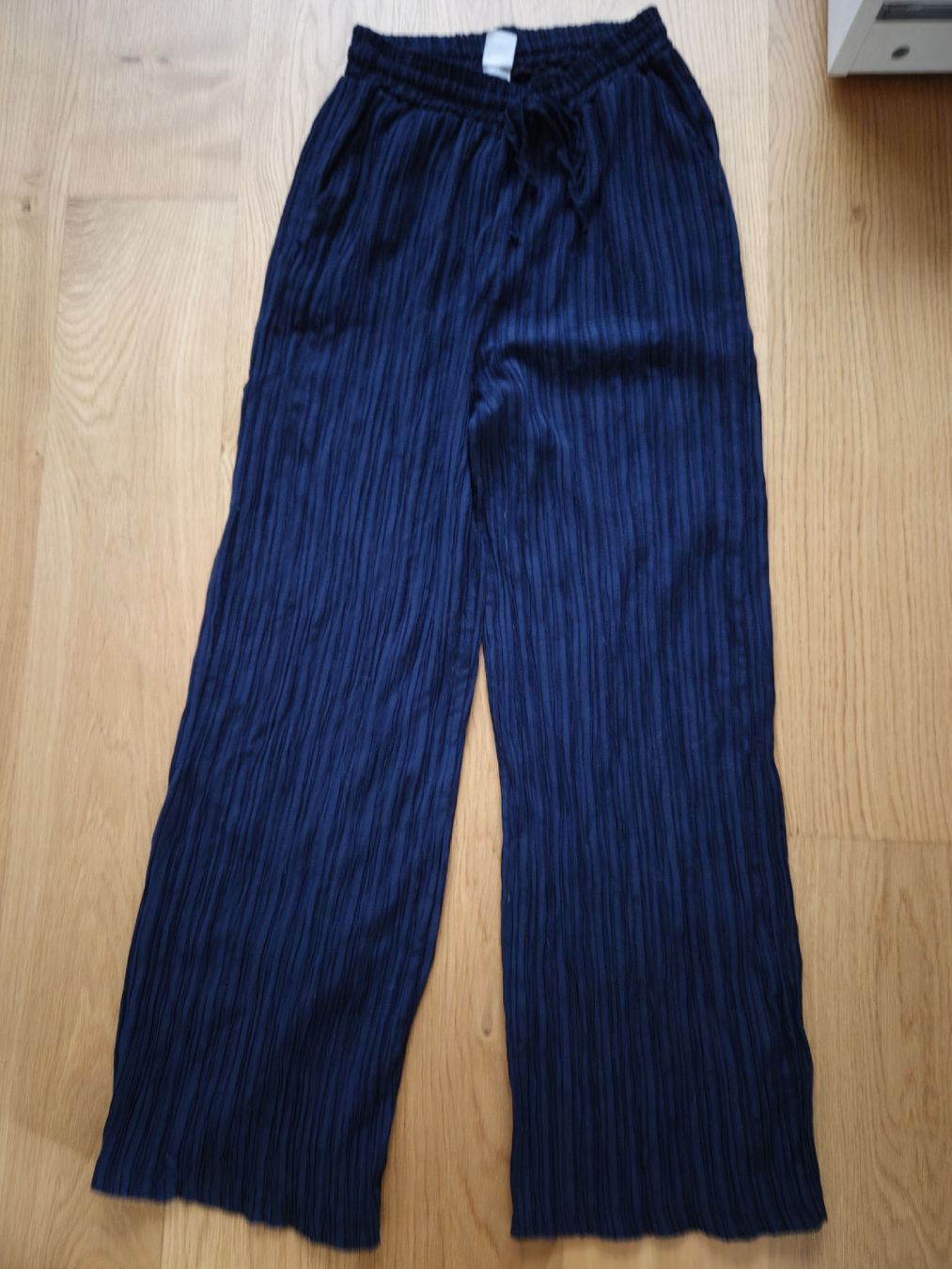 Zebra Pantaloni: Plissierte Stoffhose dunkelblau  – Nuovo (secondo la descrizione) da Altstätten SG venduto da melii._.98