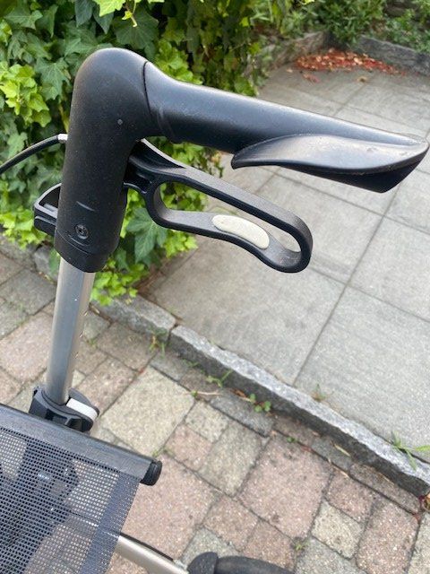 Ausili per la deambulazione: Praktischer kleiner Rollator Gemino 30 – Usato da Bürglen TG venduto da Nobi99 3