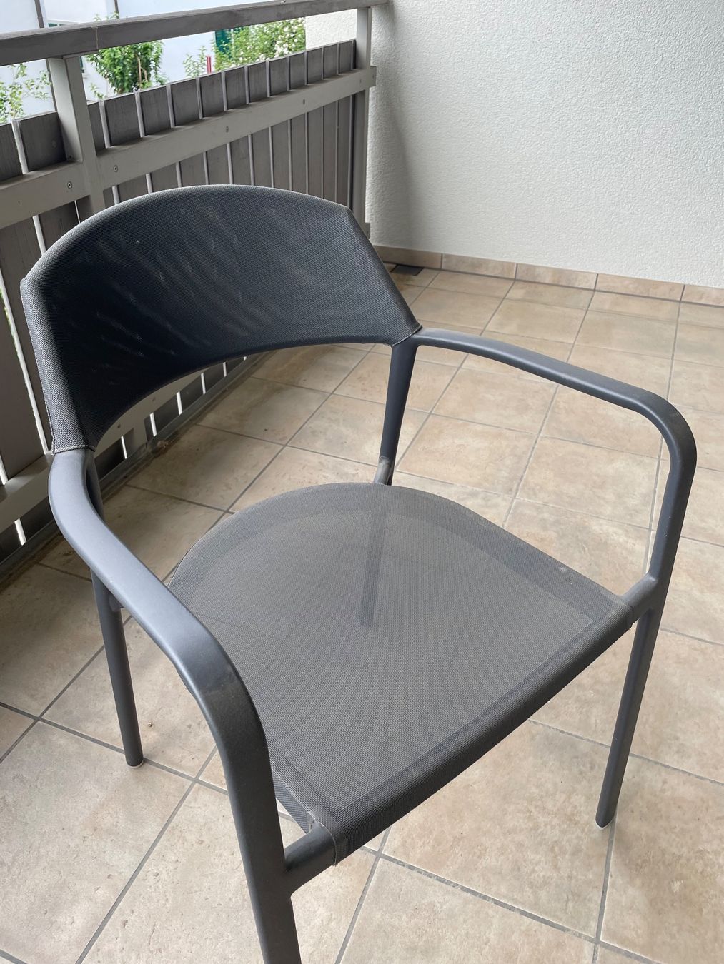 Set di tavolo e panche: Gartentisch klein aus Metall mit 2 Stühlen – Usato da Bubikon venduto da lontalk 1