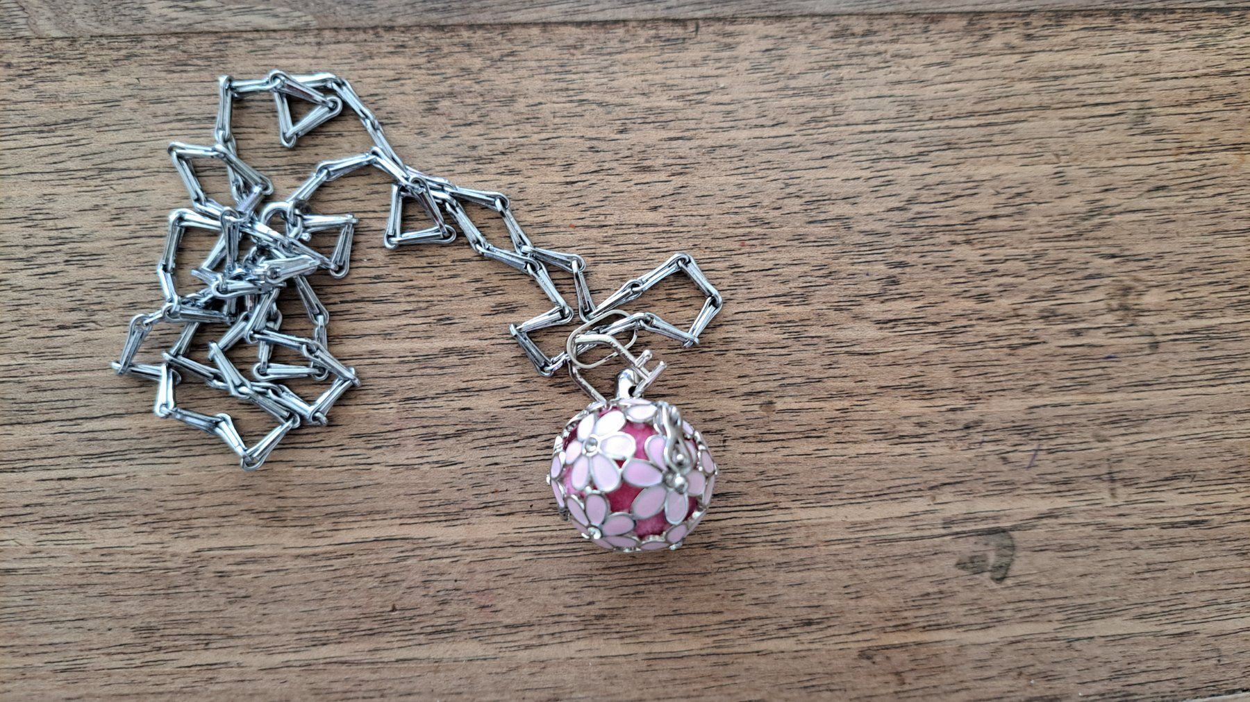 Ciondoli: pendentif boule fleurs avec chaîne – Nuovo (secondo la descrizione) da Chêne-Bourg venduto da n4r_7kyb
