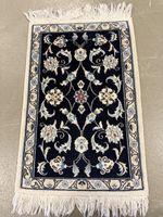 Orientteppich klein dunkelblau florales Muster 