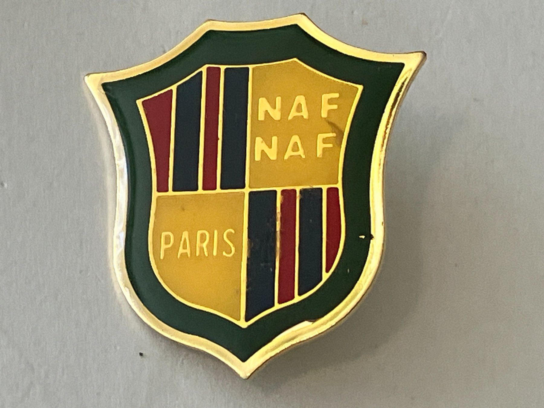 Plaketten & Abzeichen: 1 Pin Naf Naf Paris – Gebraucht aus Basel von djwwpp